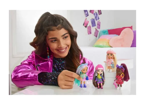 Discount Extra Mini Minis, Bambola Con Capelli Bordeaux E Occhiali Da Sole, Abito Rosso Con Volant, Vestiti E Accessori, Giocattolo Per Bambini, 3+ Anni, Hln47 Macchinine Bambini