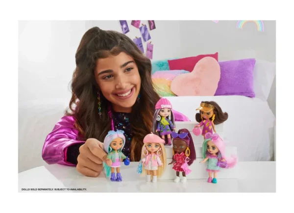 Best Sale Extra Mini Minis, Bambola Bionda Con Basco E Giacca In Stile College, Borsetta A Forma Di Orsacchiotto Gommoso, Abiti E Accessori, Giocattolo Per Bambini, 3+ Anni, Hln48 Macchinine Bambini