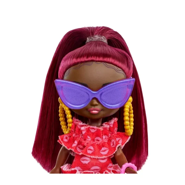 Discount Extra Mini Minis, Bambola Con Capelli Bordeaux E Occhiali Da Sole, Abito Rosso Con Volant, Vestiti E Accessori, Giocattolo Per Bambini, 3+ Anni, Hln47 Macchinine Bambini