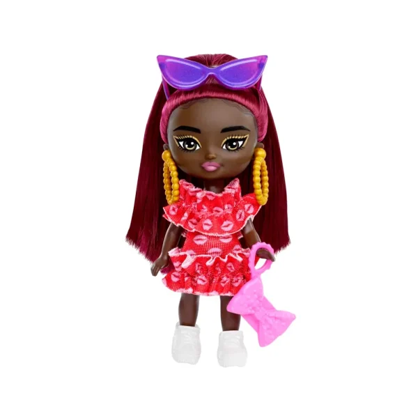 Discount Extra Mini Minis, Bambola Con Capelli Bordeaux E Occhiali Da Sole, Abito Rosso Con Volant, Vestiti E Accessori, Giocattolo Per Bambini, 3+ Anni, Hln47 Macchinine Bambini