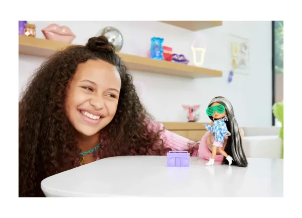 New -Extra Minis Mini Bambola Articolata Con Giacca A Quadri E Morbidi Capelli Bicolore, Giocattolo Per Bambini 3+ Anni, Hgp64 Fashion Dolls