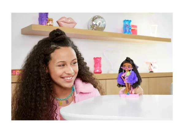 Clearance -Extra Minis Mini Bambola Articolata Con Vestito Rosa E Rosso, Pelliccia Viola E Morbidi Capelli Ricci, Giocattolo Per Bambini 3+ Anni, Hgp63 Fashion Dolls