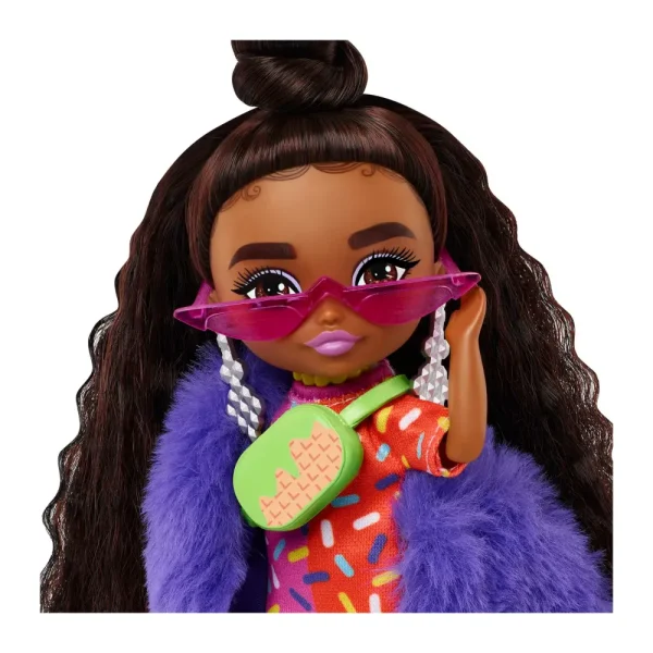 Clearance -Extra Minis Mini Bambola Articolata Con Vestito Rosa E Rosso, Pelliccia Viola E Morbidi Capelli Ricci, Giocattolo Per Bambini 3+ Anni, Hgp63 Fashion Dolls