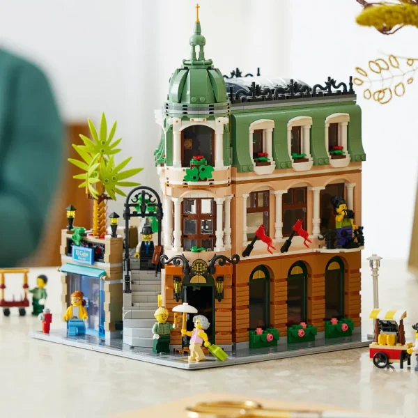 Fashion 10297 Boutique Hotel, Set Modellini Da Costruire Per Adulti, Edificio Modulare Da Collezione Con 7 Minifigure Mattoncini