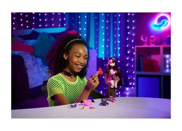 Best Sale Draculaura, Bambola Con Accessori E Cucciolo Di Pipistrello, Snodata E Alla Moda Con Capelli Rosa E Neri, Giocattolo Per Bambini, 4+ Anni, Hhk51 Fashion Dolls